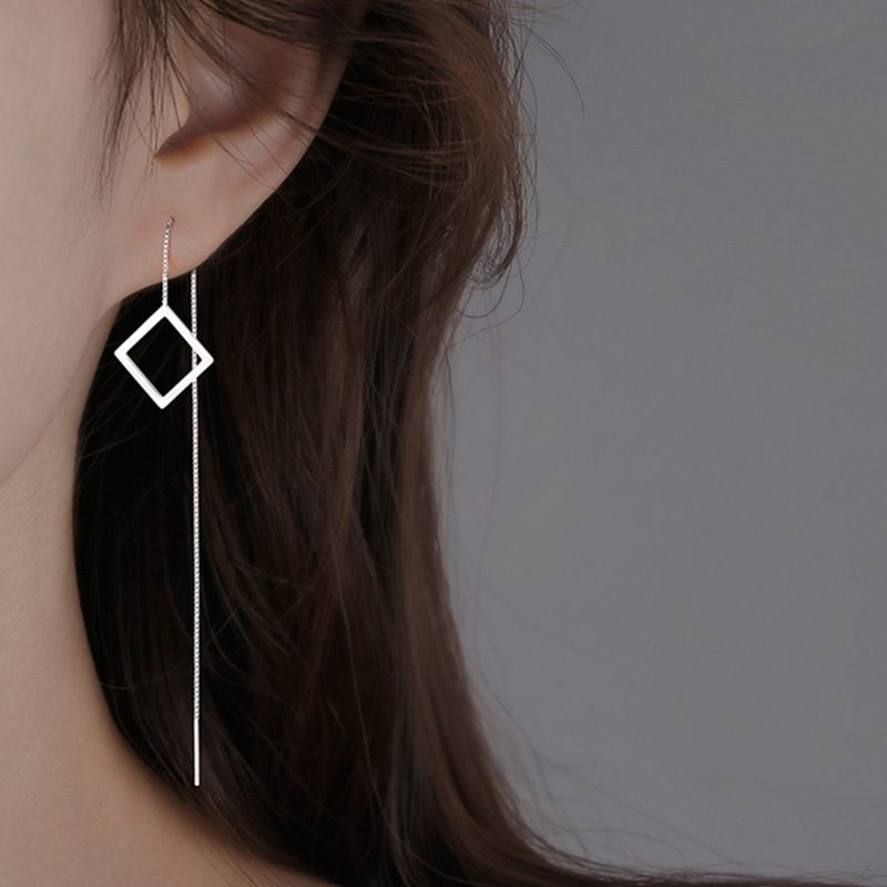 Khuyên tai là 1 phụ kiện không thể thiếu giúp bạn trẻ thể hiện phong cách